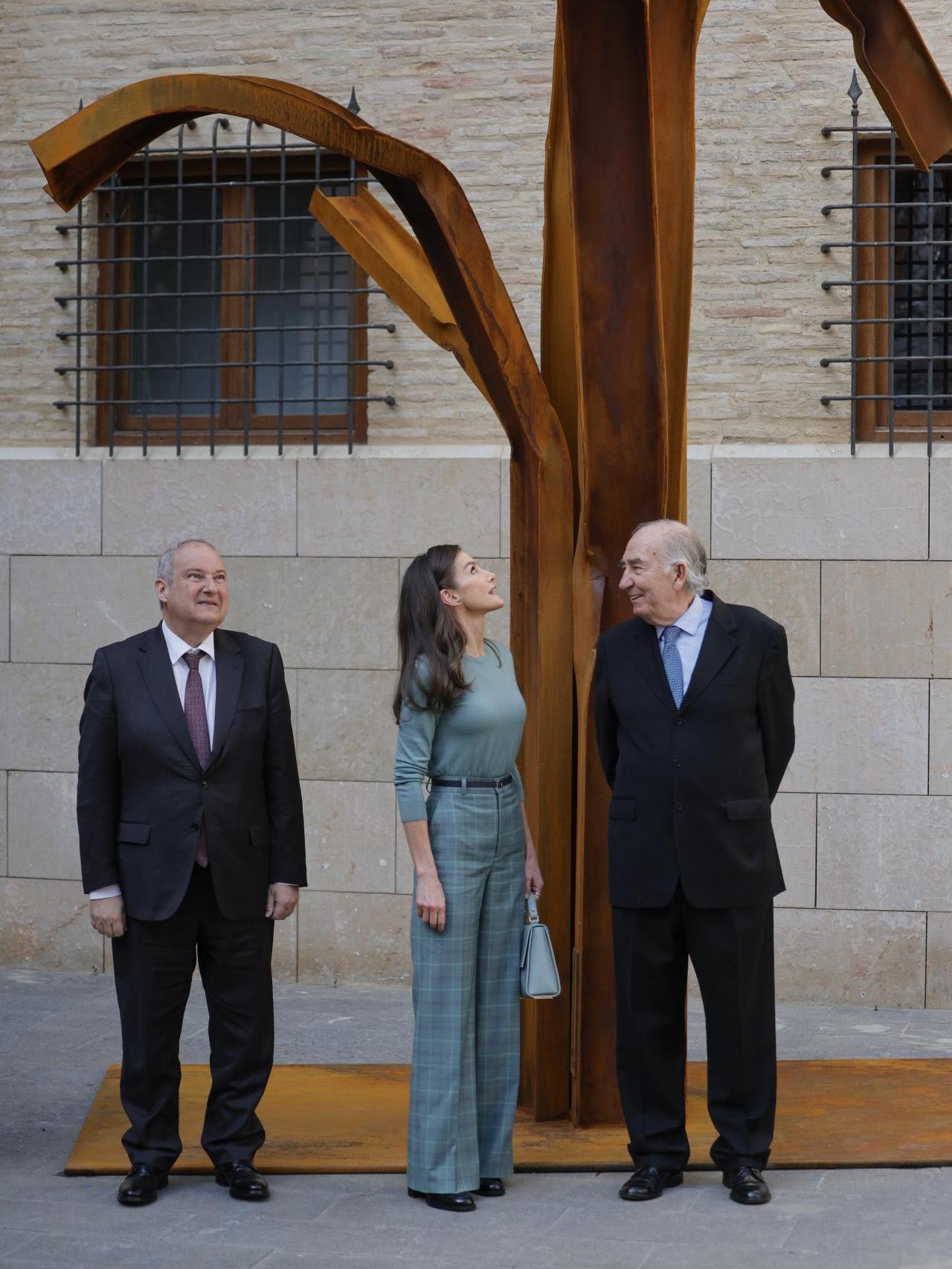 Letizia, en el patio del palacio contemplando la escultura en forma de árbol que homenajea a la reina Petronila.