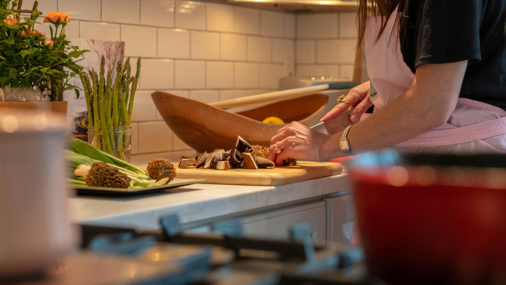 Imagen de archivo de una mujer cocinando.