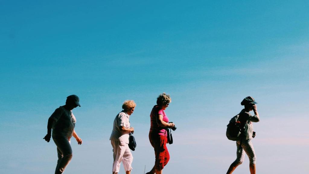 Un grupo de mujeres de caminata.