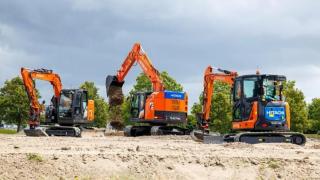 La excavadora Hitachi ZX135-7EB.