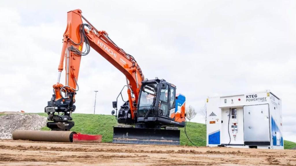 La excavadora Hitachi ZX135-7EB.