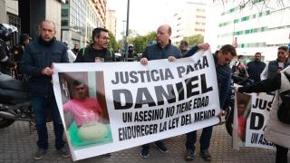 Familiares y vecinos del menor asesinado en Isla Mayor (Sevilla) en julio de 2025 durante una manifestación al inicio del juicio en el Juzgado de Menores de Sevilla.
