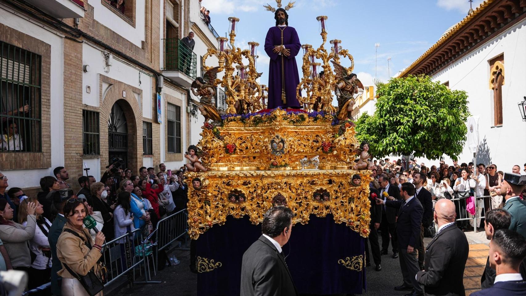 La hermandad de Santa Genoveva sale de su templo en 2025.