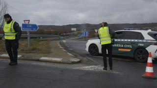 La guardia civil vigila el corte de la A-52 por parte de agricultores y ganaderos con tractores y rollos de paja, a 10 de enero de 2026, en Xinzo de Limia.