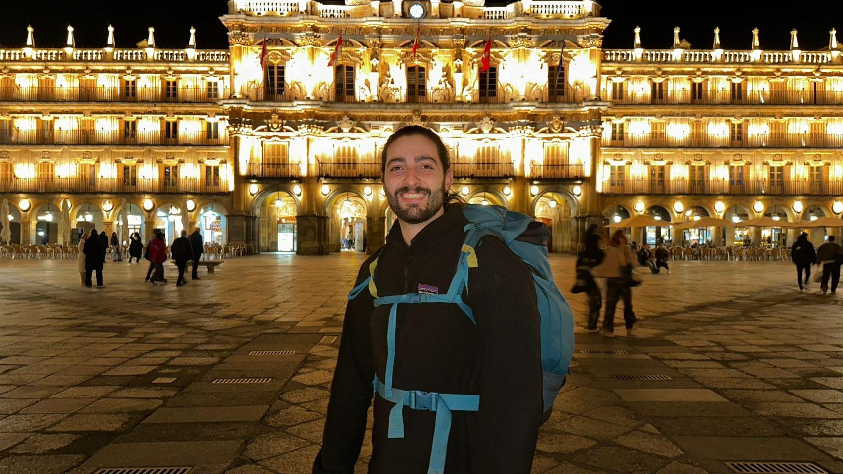 Adrián Lafuente a su llegada a Salamanca este pasado martes junto a su mochila, que le ha acompañado en esta vuelta al mundo de 1.000 días