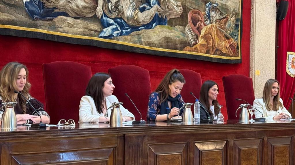 El CESEDEN acogió un foro impulsado por Ellas Vuelan Alto, moderado por Estefanía Matesanz, en el que participaron directivas de Thales Group, Airbus Defence and Space, Indra Group y Grupo Amper.