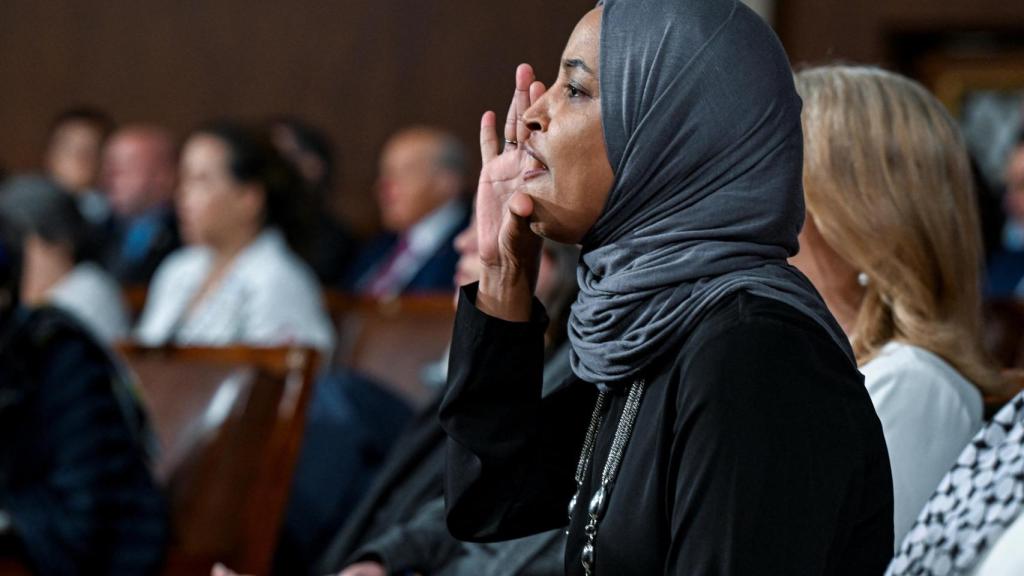 La congresista Ilhan Omar increpa a Donald Trump durante el estado de la Unión.