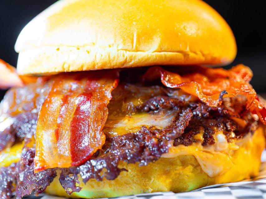 Una de sus sabrosas hamburguesas.