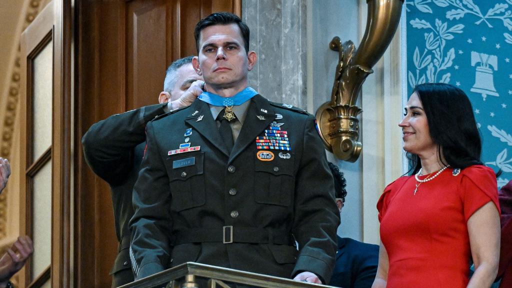Eric Slover, el piloto herido durante la captura de Maduro, recibe la Medalla de Honor de EEUU.