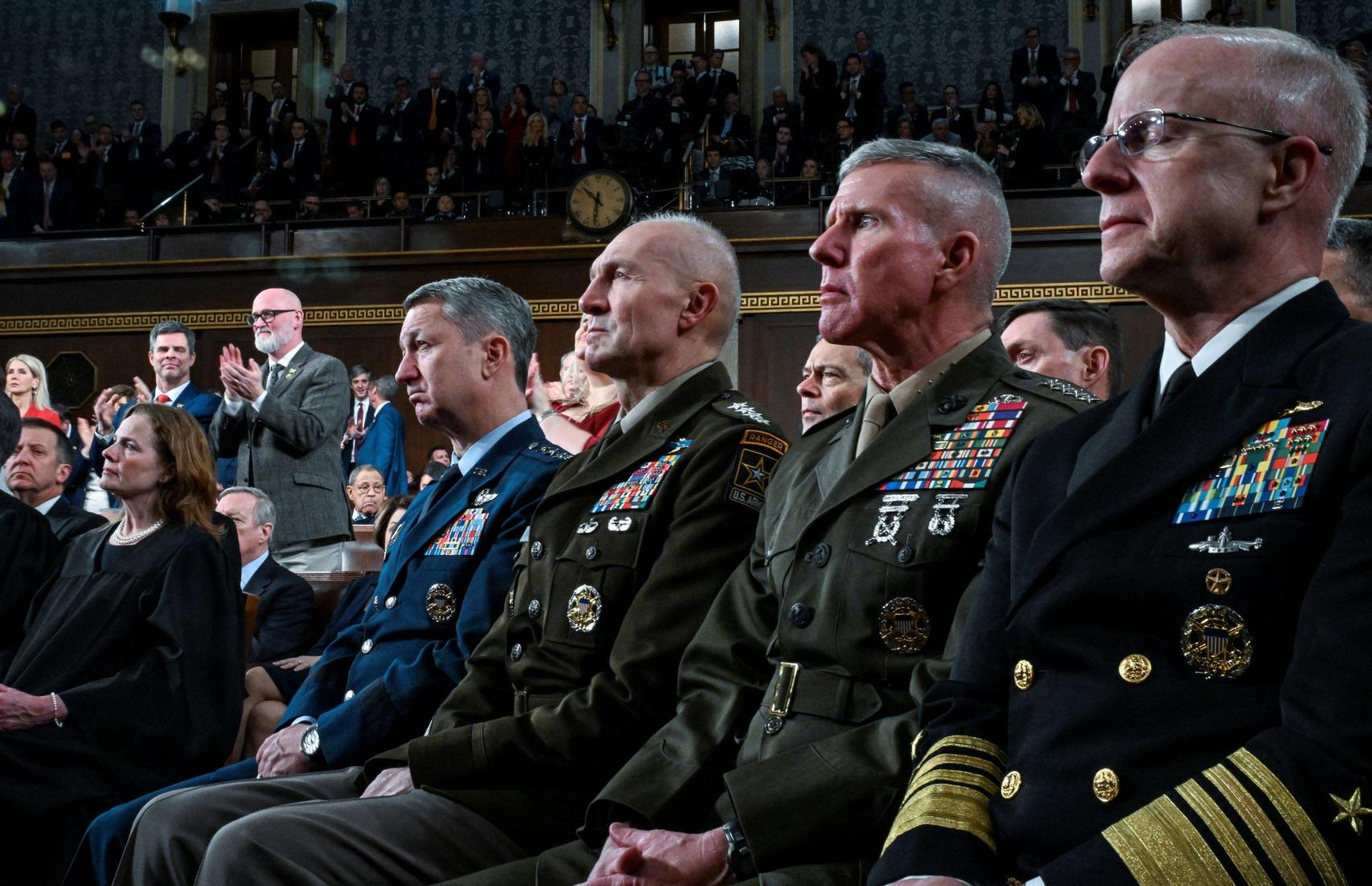 La plana mayor de del Ejército de EEUU durante el discurso de la Unión de Trump.