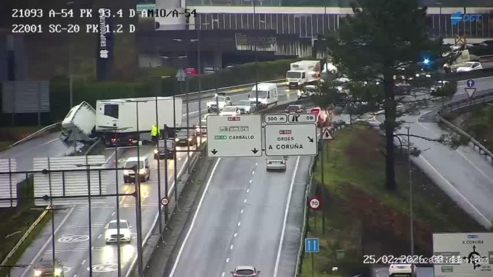 Camión accidentado en San Lázaro en la SC-20.
