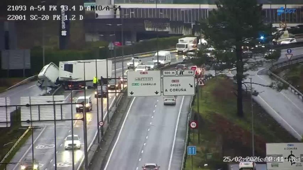 Camión accidentado en San Lázaro en la SC-20.