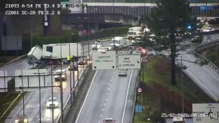 Camión accidentado en San Lázaro en la SC-20.