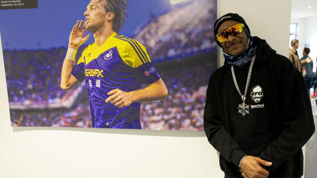 El rapero Snoop Dogg posa con una imagen del exfutbolista español Michu, durante su estancia en Swansea
