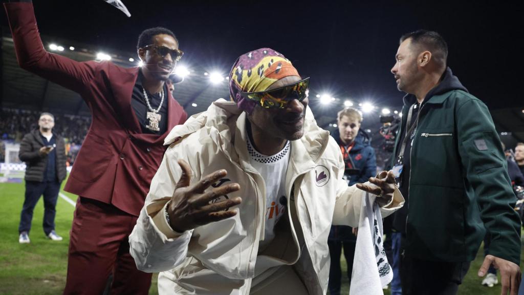 El rapero Snoop Dogg acudió a ver por primera vez un partido del Swansea, club del que es copropietario