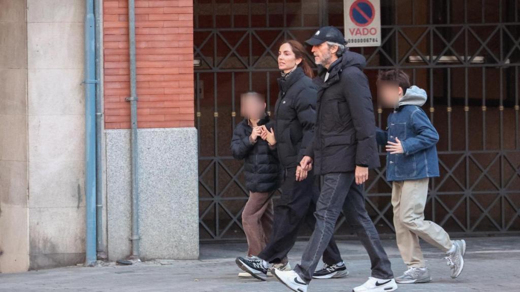 Eugenia Silva y Alfonso de Borbón, con sus hijos, en Madrid, el 25 de enero.