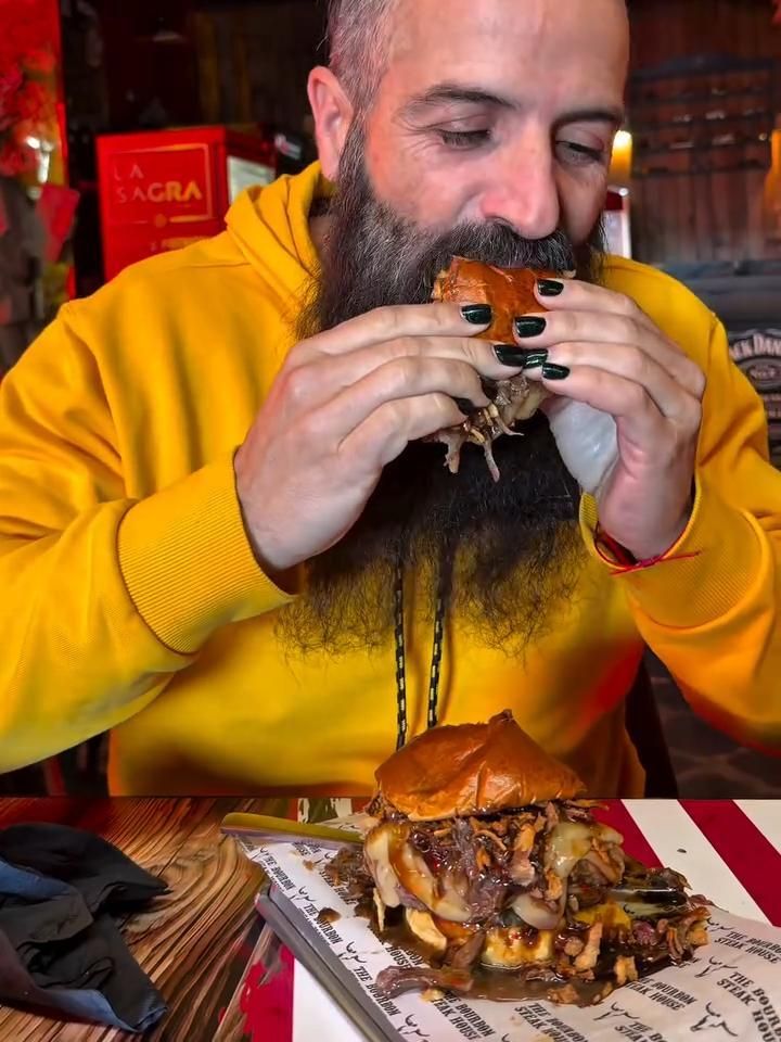 Joe probando una de las hamburguesas de la provincia de Toledo.
