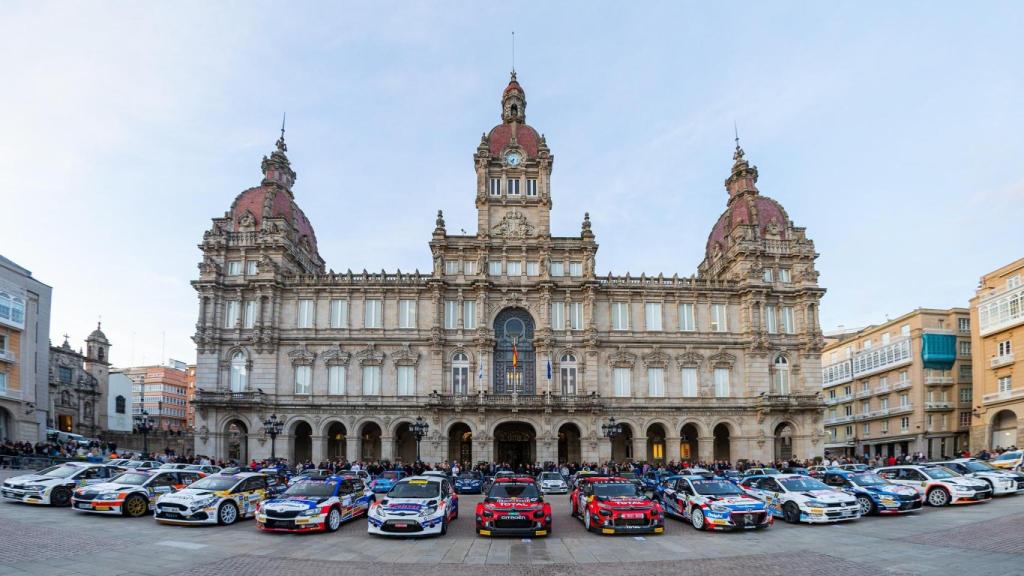 La plaza de María Pita con coches participantes en una edición anterior.