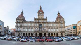 La plaza de María Pita con coches participantes en una edición anterior.