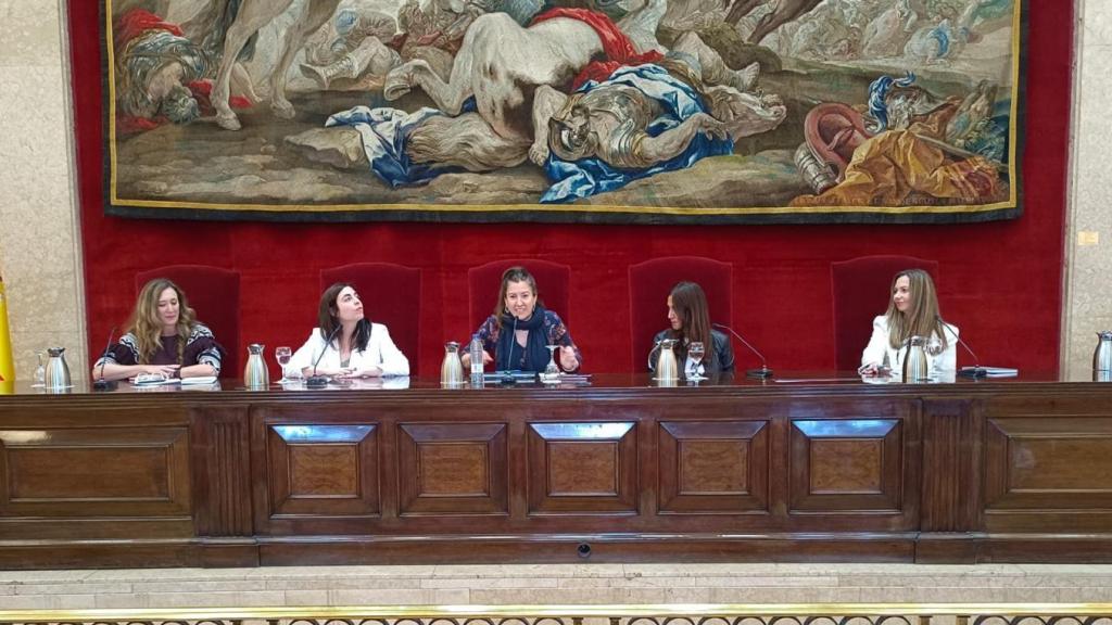 Directivas de empresas de defensa analizaron en el CESEDEN aspectos como innovación continua, inversión en I+D, desarrollo tecnológico, comunicaciones seguras y cooperación estratégica.