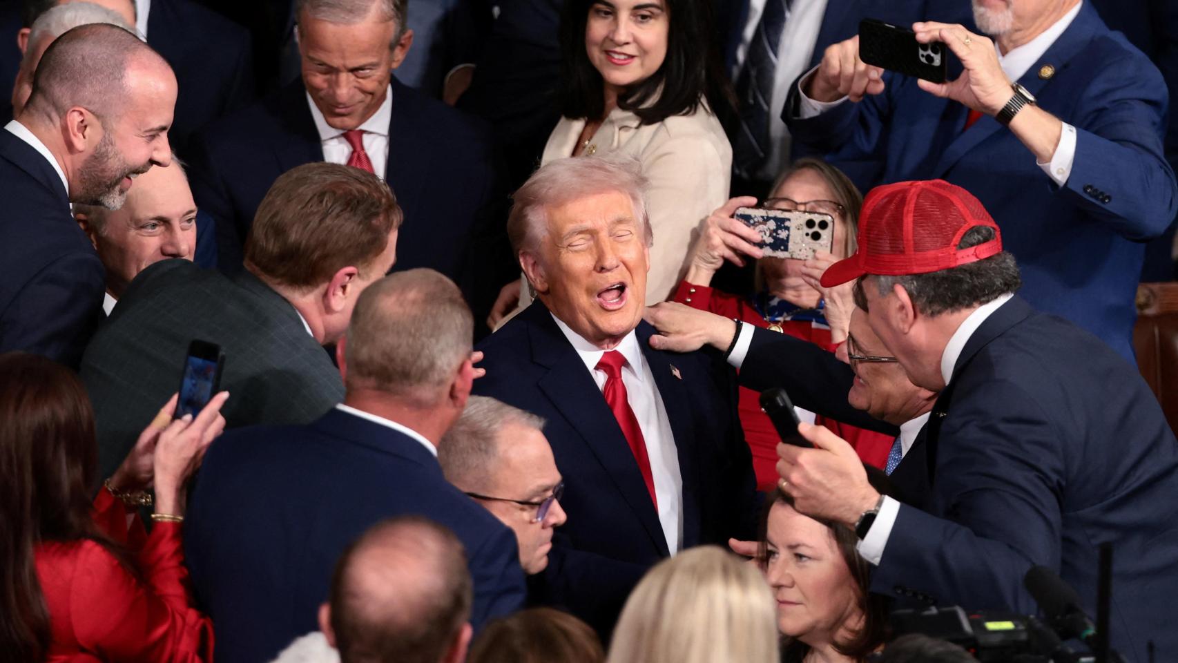 El presidente Trump, aclamado por los suyos camino del estrado en el Capitolio.