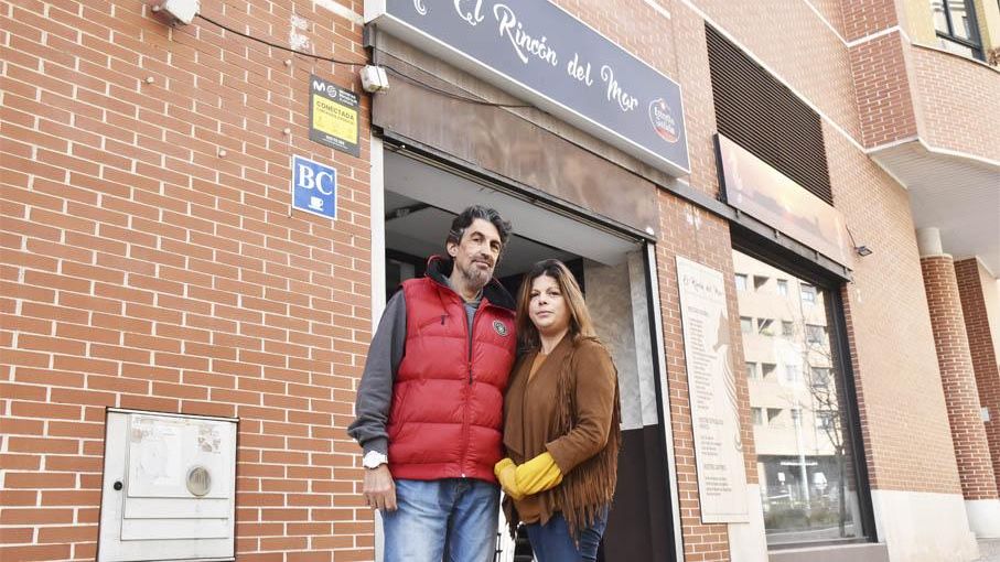 Javier y Verónica a las puertas de su nuevo restaurante.
