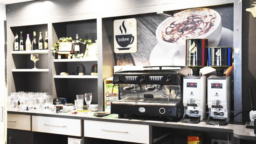 Imagen del interior del Restaurante El Rincón del Mar y su cafetera.