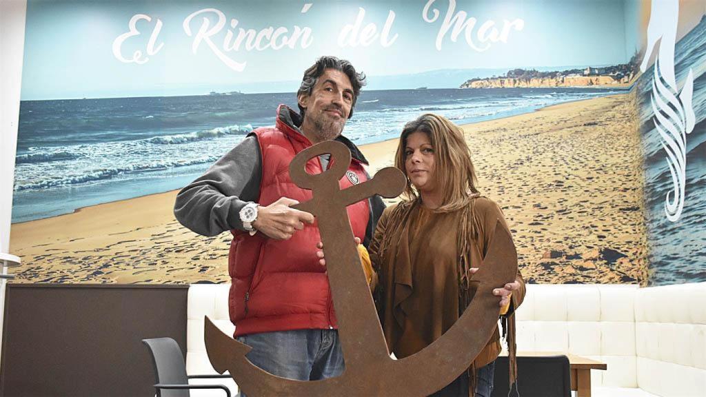 Javier y Verónica con el ancla en el nuevo Restaurante El Rincón del Mar.