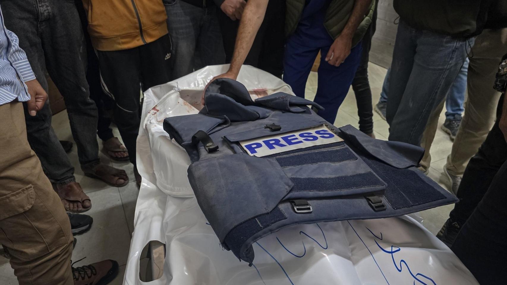 El chaleco de un periodista sobre su cadáver tras un ataque israelí el pasado mes de diciembre.
