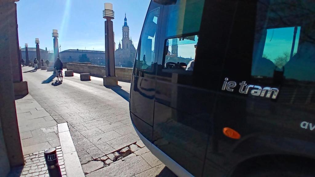 Un autobús urbano en el puente de Piedra de Zaragoza.