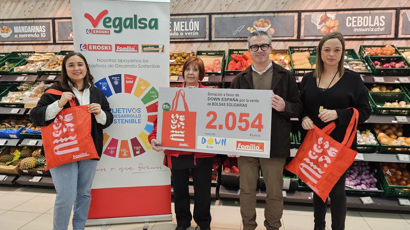 La compañía gallega de distribución alimentaria Vegalsa-Eroski ha hecho entrega de dos cheques por un importe total de 3.533 euros