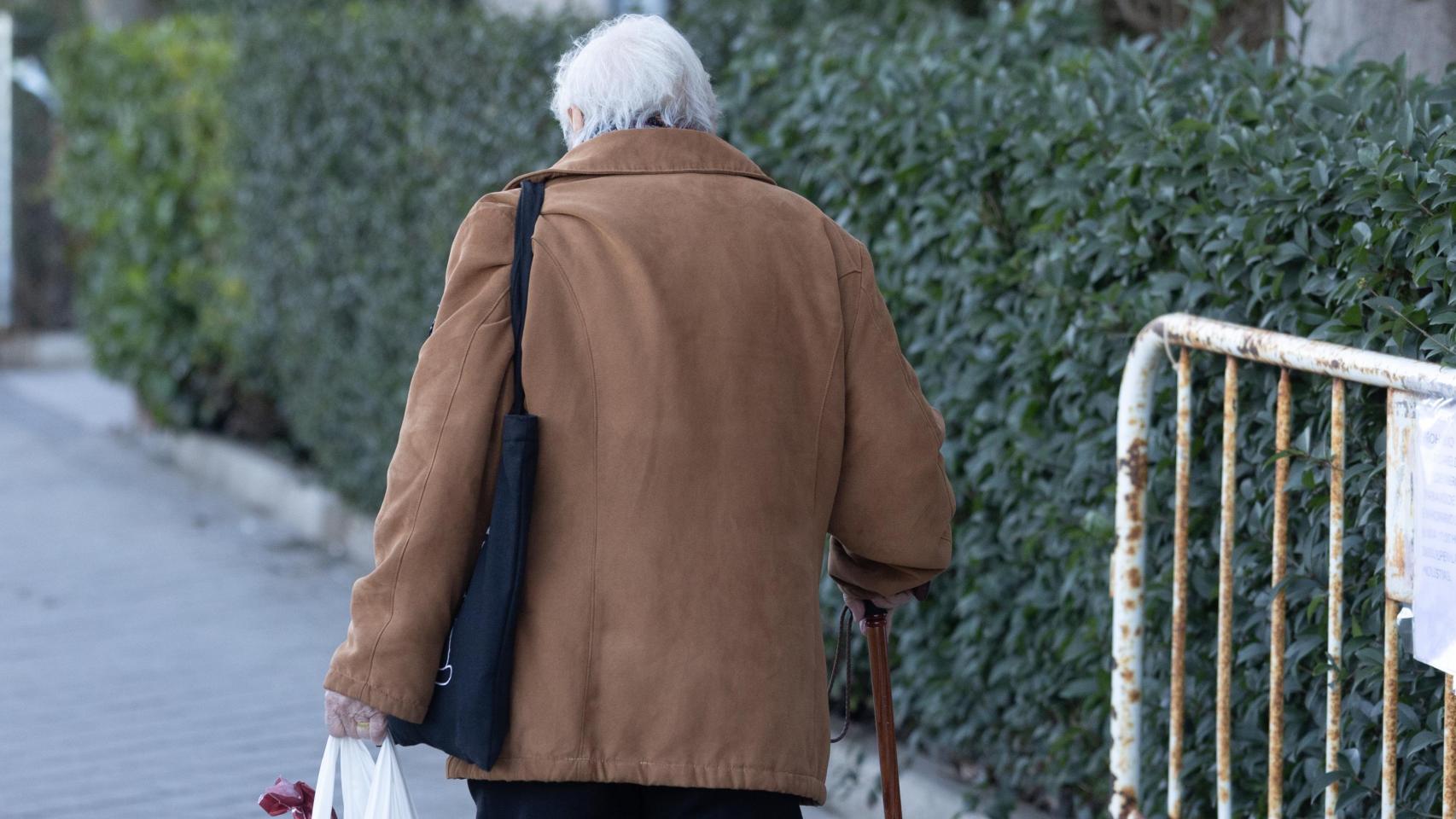 Un hombre pasea con bastón, a 3 de febrero de 2025, en Madrid (España).