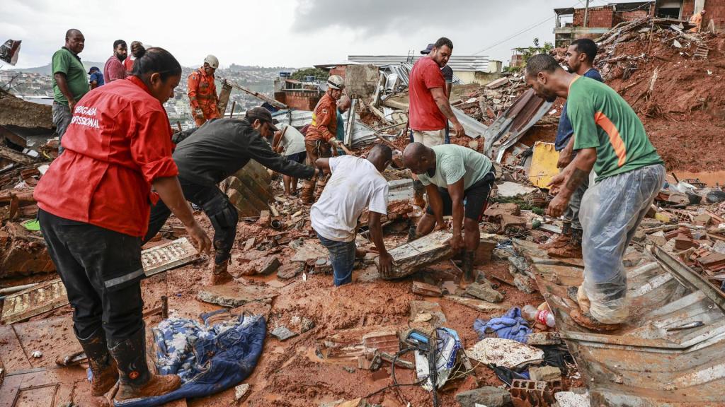 Labores de rescate en el municipio brasileño de Juiz de Fora.