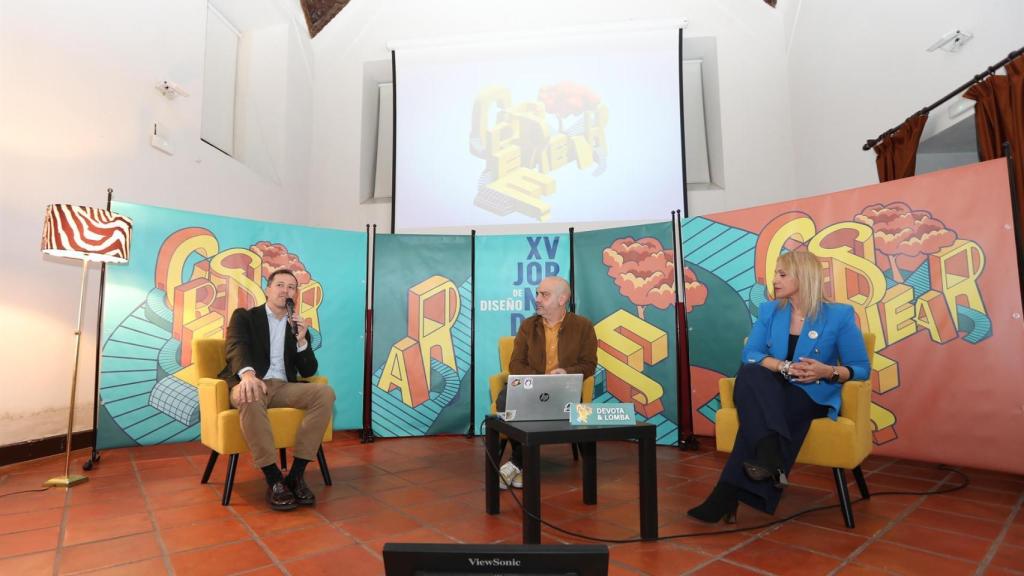Carlos Velázquez junto al director de la Escuela de Arte y Ana Maqueda, de la Junta de Comunidades.