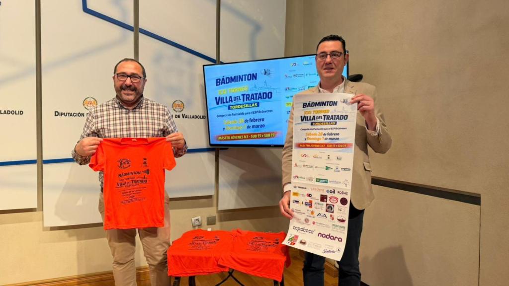 El alcalde de Tordesillas, Miguel Ángel Oliveira (izq), y el diputado de Deportes y Juventud y concejal en la localidad, Javier González (drch), presentan el XXI Torneo de Bádmiton Villa del Tratado