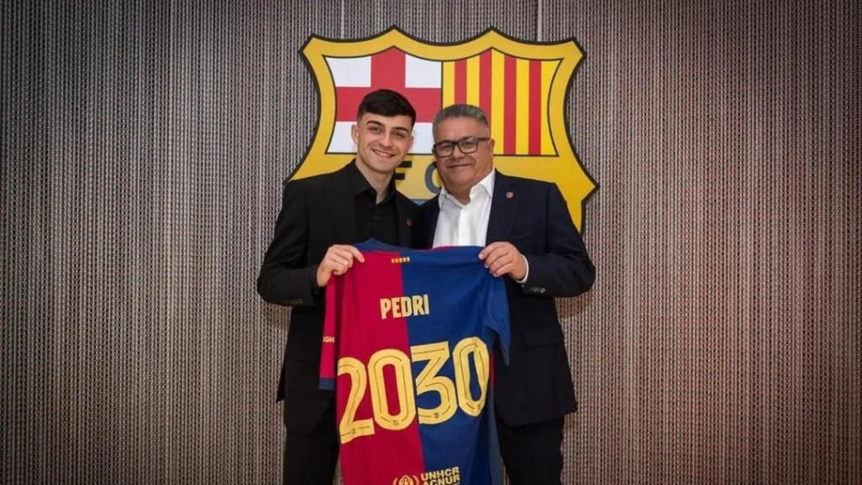 Pedri y su padre el día de su renovación con el Barcelona