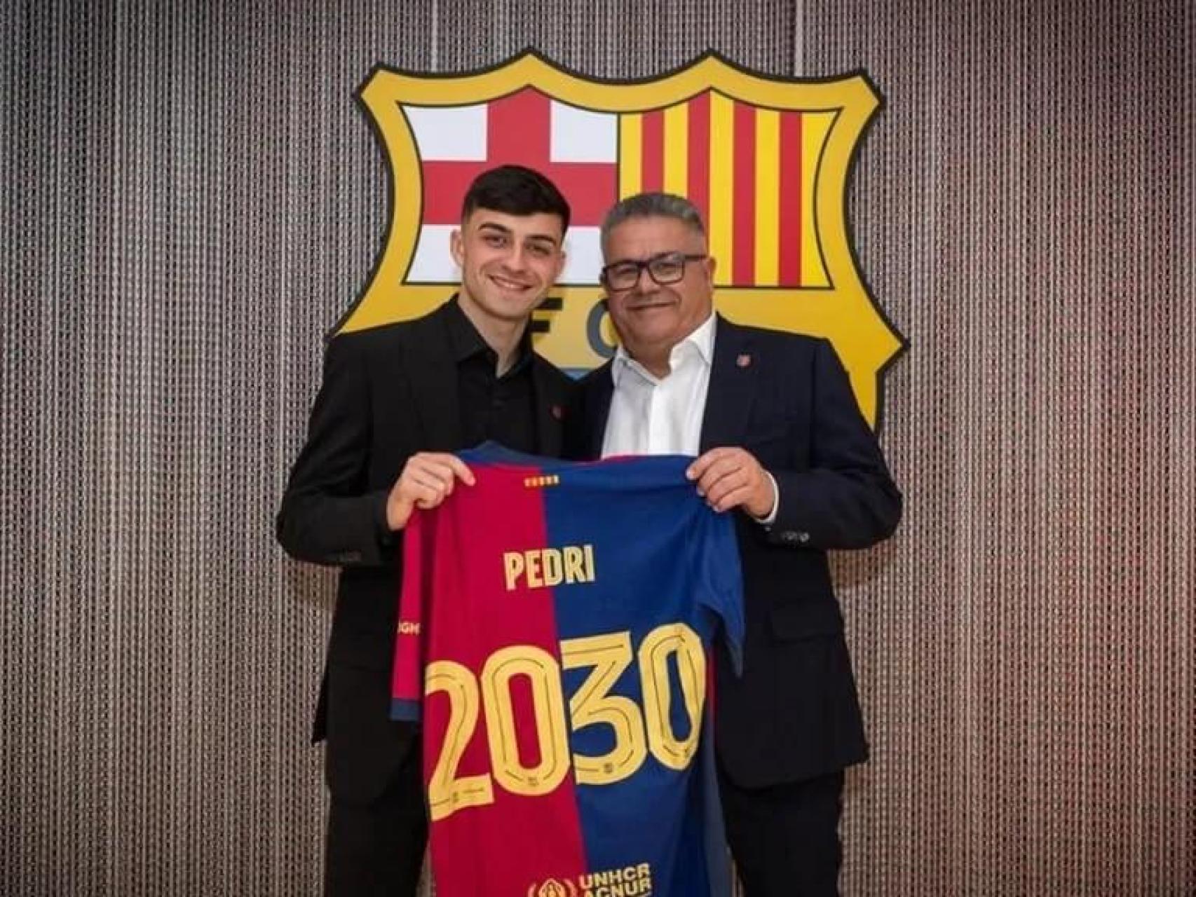 Pedri y su padre el día de su renovación con el Barcelona