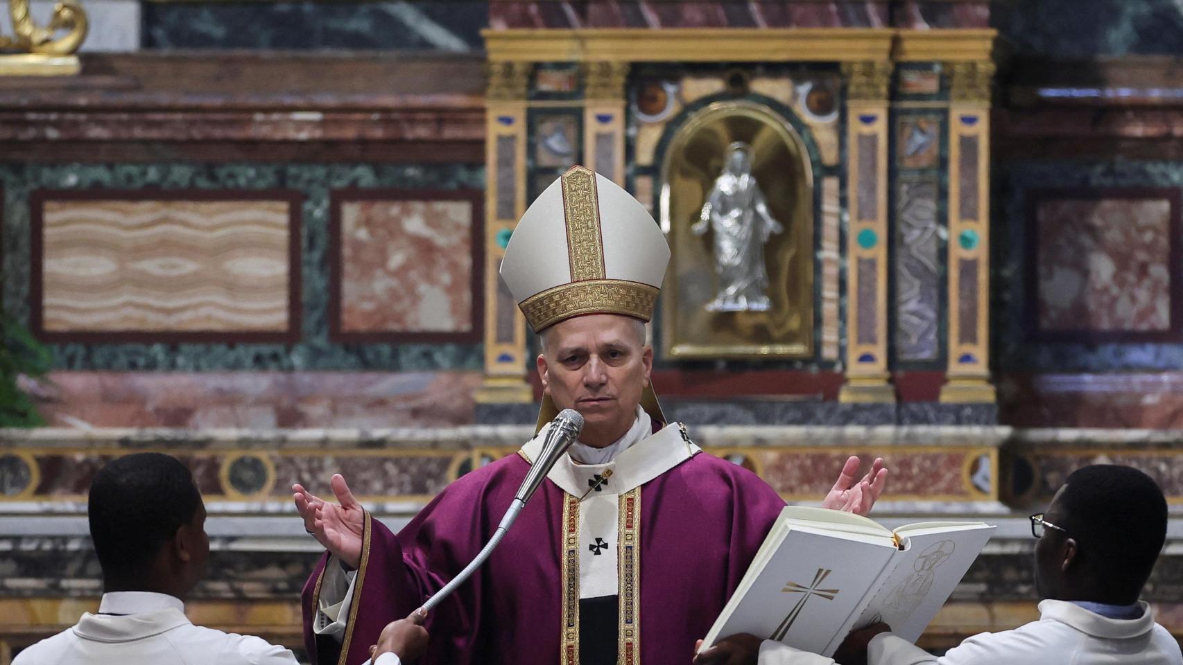 El papa León XIV oficiando una misa en Roma.