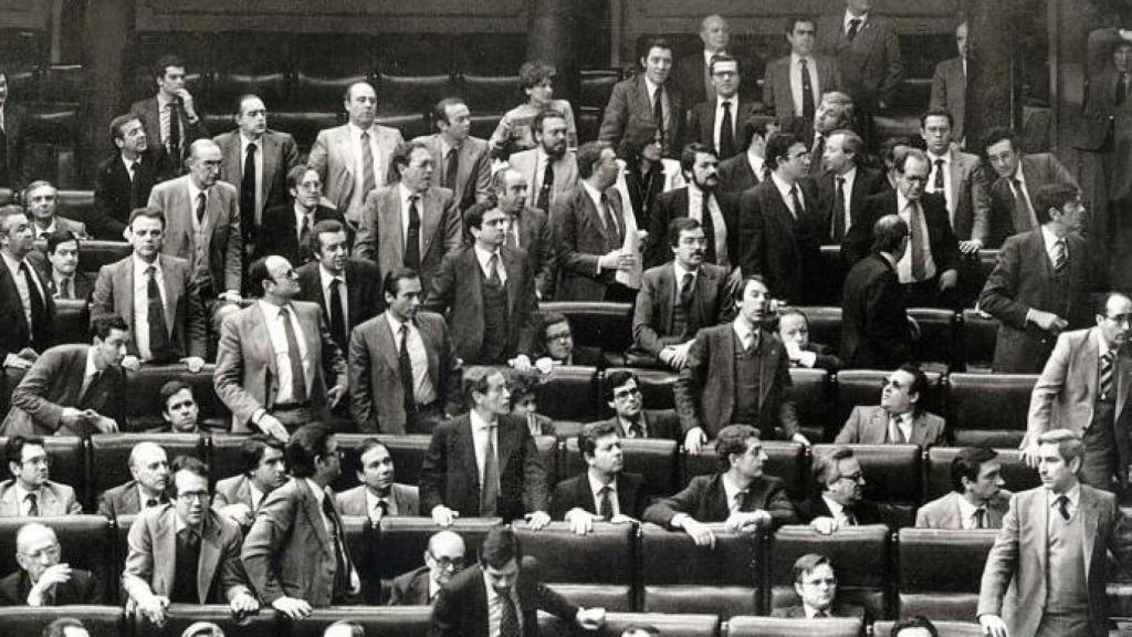 Los diputados se levantan de sus escaños y miran hacia la puerta por la que el teniente coronel de la Guardia Civil Antonio Tejero. EFE