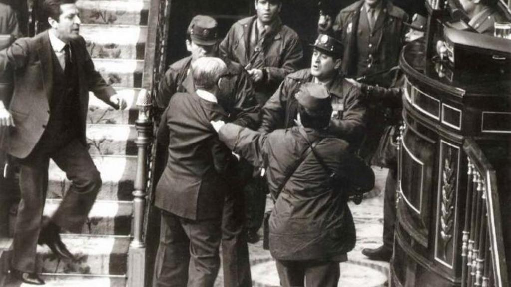 El teniente general Gutiérrez Mellado se enfrenta a los golpistas en presencia del presidente del Gobierno Adolfo Suárez. EFE