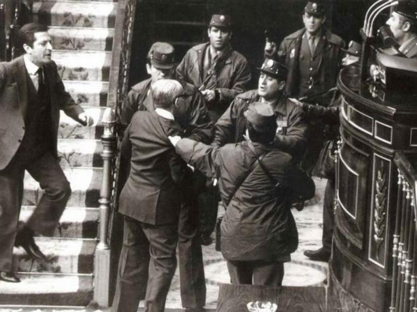 El teniente general Gutiérrez Mellado se enfrenta a los golpistas en presencia del presidente del Gobierno Adolfo Suárez.