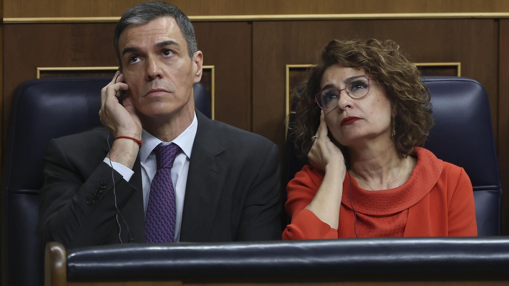 Pedro Sánchez y María Jesús Montero, en sus escaños, durante la sesión de control al Gobierno.