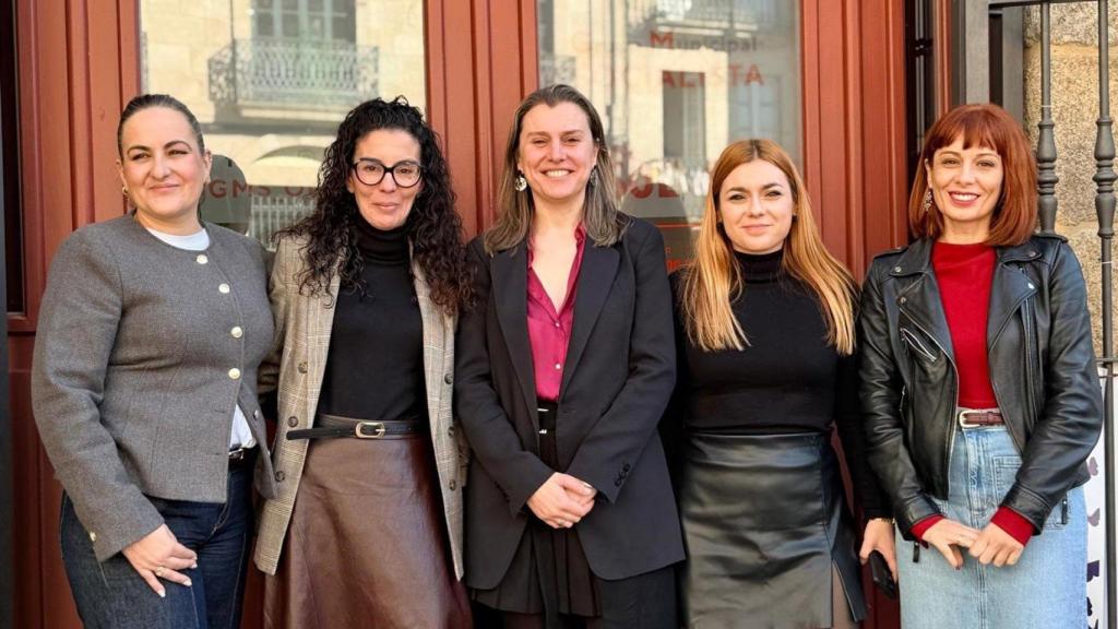 Las concejalas socialistas en el Ayuntamiento de Ourense frente a la sede del Grupo Municipal.