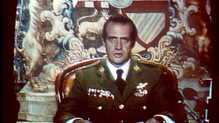El rey Juan Carlos durante la emisión de su mensaje a la nación la noche del 23 de febrero de 1981. TVE/EFE