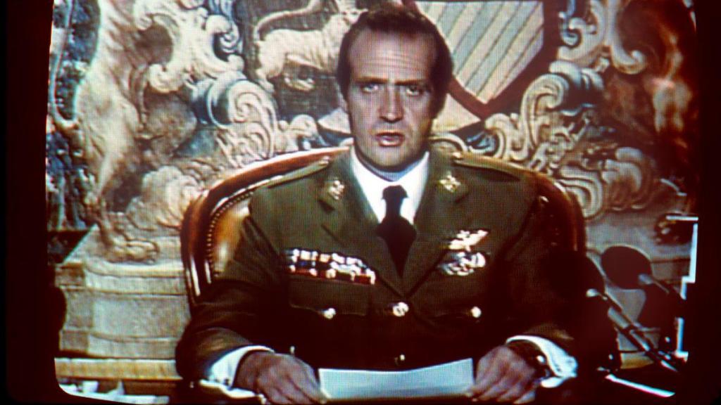 El rey Juan Carlos durante la emisión de su mensaje a la nación la noche del 23 de febrero de 1981. TVE/EFE