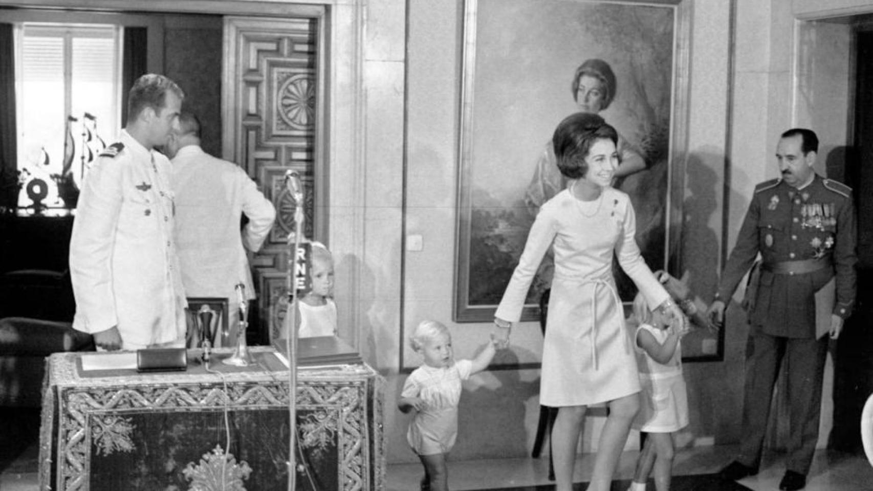 El teniente coronel Alfonso Armada (derecha) en Madrid, el 23 de julio de 1969, tras el discurso de aceptación como sucesor a la Jefatura del Estado del príncipe Juan Carlos de Borbón, en una ceremonia que se celebró en el palacio de La Zarzuela. EFE