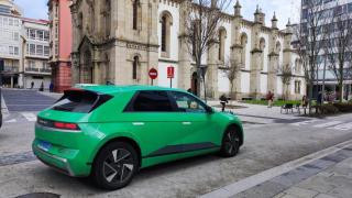 Un VTC de la empresa Bolt circula por la calle San Andrés de A Coruña.