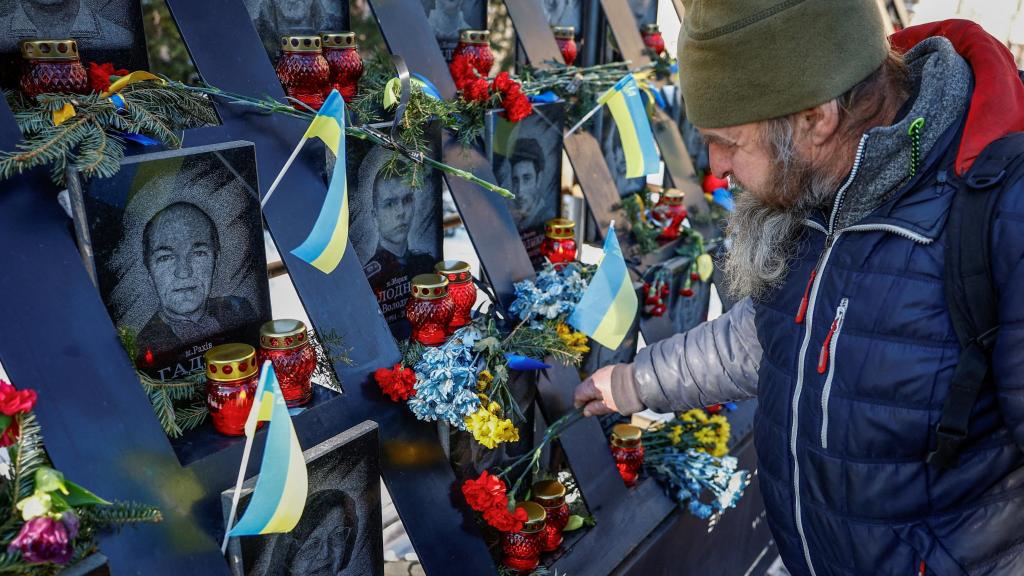 Un hombre visita el monumento a la llamada “Centena Celestial”, las personas fallecidas durante las manifestaciones masivas ucranianas a favor de la Unión Europea (UE) en 2014.