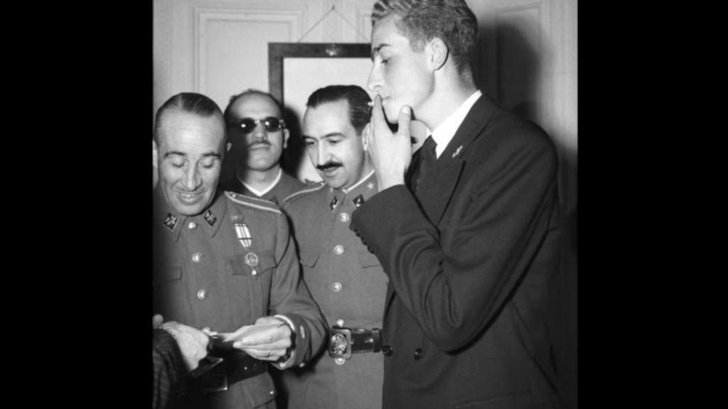 El príncipe Juan Carlos de Borbón fuma un cigarrillo acompañado de algunos de sus profesores. De izquierda a derecha: el comandante de Caballería Nicolás Cotoner; el de Infantería, Marqués de Valenzuela y el de Artillería, Alfonso Armada. EFE