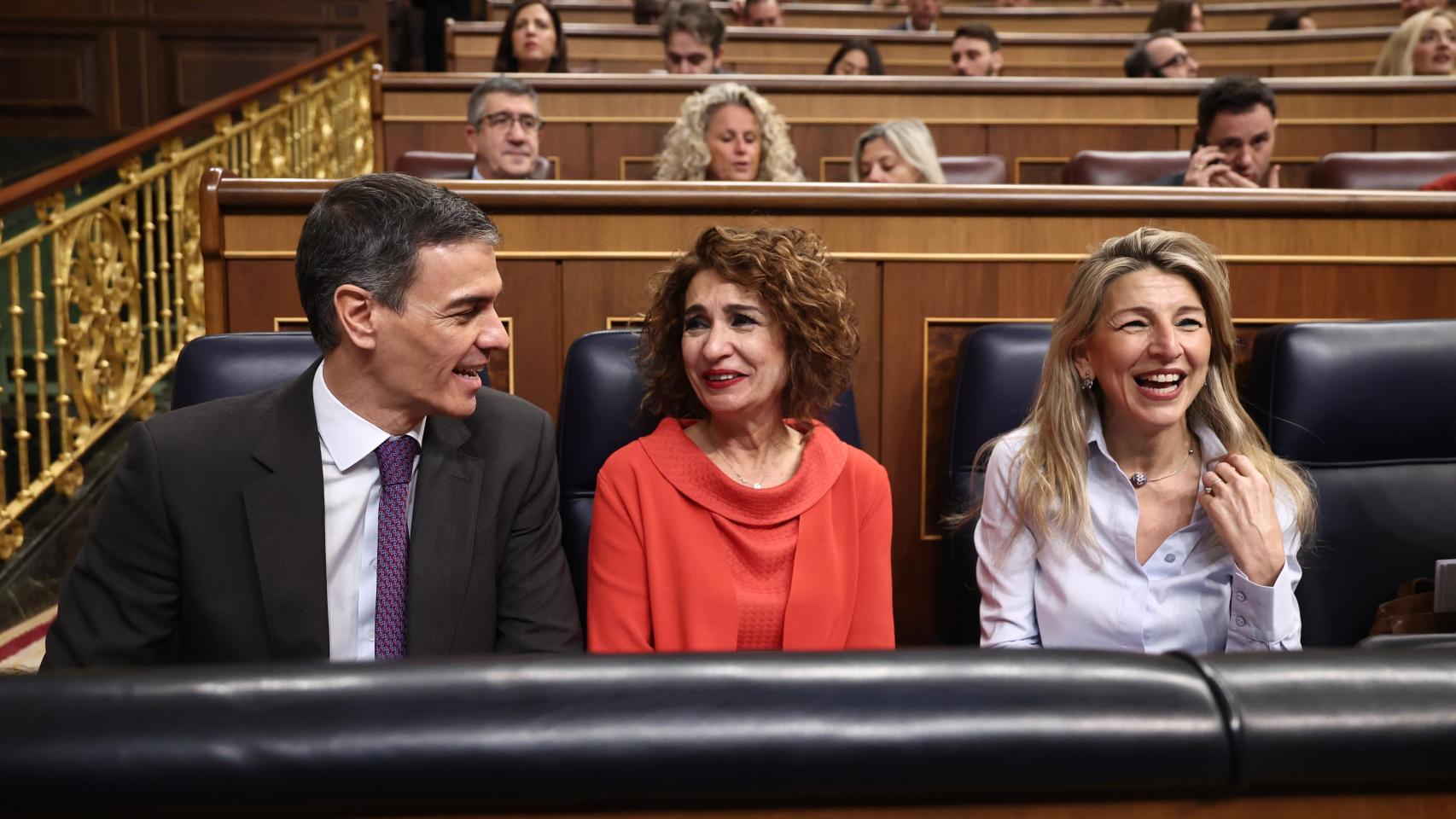 Pedro Sánchez, María Jesús Montero y Yolanda Díaz comparten risas en el Congreso.